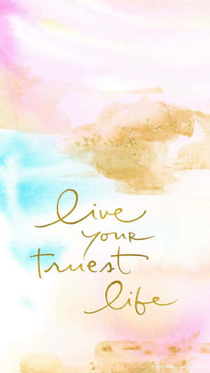 水彩背景，帶有金色草書文字「live your truest life」。