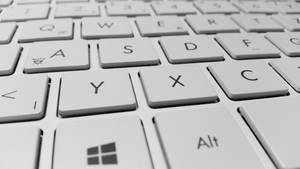 白色電腦鍵盤的特寫，可見按鍵包括 Y、X、C、Alt 及 Windows 標誌。