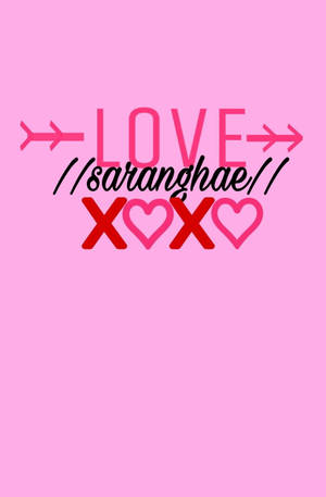 粉紅色牆紙，帶有 LOVE 和 saranghae 文字以及心形 X。 — 愛心 壁紙