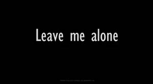 黑色背景上帶有白色文字「Leave me alone」的文字壁紙。