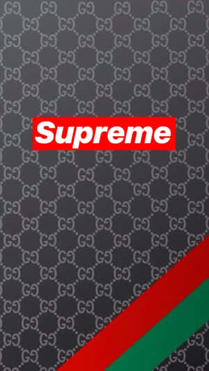帶有紅色Supreme標誌和紅綠對角條紋的Gucci字母組合壁紙。