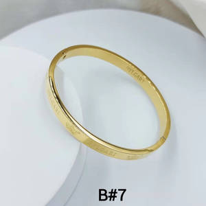 白色陶瓷碟上的一隻黃金Bulgari手鐲。