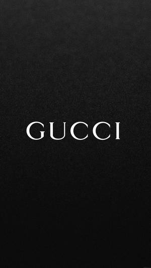 白色Gucci標誌在黑色紋理背景上