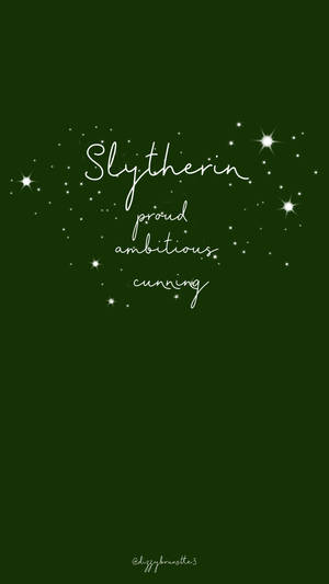 深綠色背景，帶有白色草書Slytherin文字和閃爍星星。