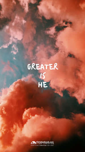戲劇性的橙色和藍綠色雲彩，疊加著鼓舞人心的文字「Greater is He」。