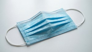 白色背景上的藍色外科口罩。