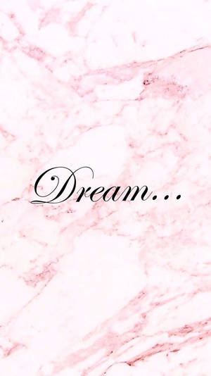 粉紅色大理石背景，帶有黑色草書文字 Dream。 — 極簡美學 壁紙