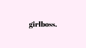 在淺粉紅色背景上，以粗體黑色字體顯示的單詞 girlboss。