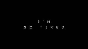 黑色背景上帶有白色像素文字，顯示 I'M SO TIRED — 美學 壁紙