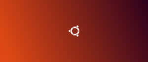 Ubuntu 標誌在橙色到棗紅色的漸變背景上，帶有對角線條紋。 — 5120x1440 壁紙
