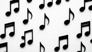 黑色音符以分散的圖案排列在白色表面上。