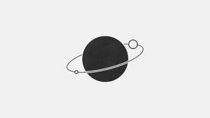 帶有細環和兩顆小衛星在太空中運行的黑色行星。