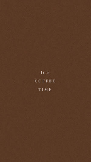 棕色紋理背景，白色文字寫著 It's COFFEE TIME。 — 棕色美學 壁紙