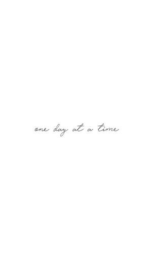 在純白背景上以優雅手寫體呈現的勵志名言「one day at a time」 — 勵志金句 壁紙