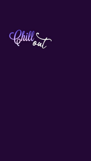 紫色背景，帶有優雅草書 'Chill out'。 — 深紫色美學 GIF 壁紙