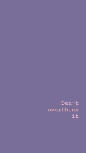 紫色背景，粉紅色文字寫著「don't overthink it」 — 勵志 iPhone 壁紙