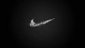 一個在黑色背景上由水組成的白色Nike勾號標誌。