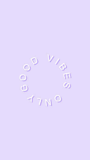 薰衣草背景，帶有白色圓形文字，內容為 good vibes only — 可愛糖果色調 壁紙