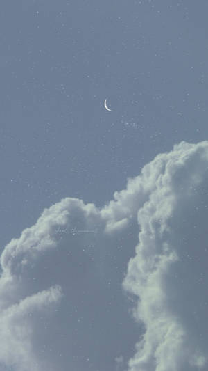 繁星夜空雲朵上的月牙