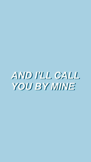 淺藍色背景上帶有引文「AND I'LL CALL YOU BY MINE」的文字壁紙