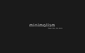 黑色背景上，白色簡約文字寫著minimalism和Have less be more。