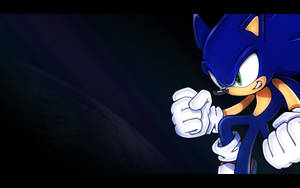 Sonic the Hedgehog 以戰鬥姿勢緊握拳頭站在深色背景前。