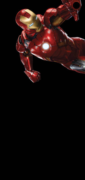 鐵甲奇俠身穿紅色和金色裝甲，在黑色背景下飛行，並帶有發光的弧形反應器。 — 漫威超級英雄 壁紙