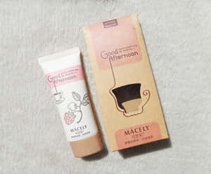 Mácely Good Afternoon berry berry茶防曬霜管和盒子在紋理白色表面上。