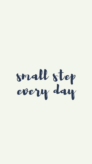 勵志名言 small step every day，以海軍藍草書顯示在奶油色背景上 — 語錄 壁紙