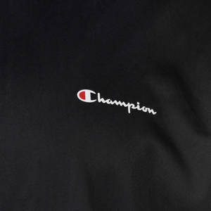 布料上刺繡的黑色Champion標誌