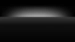 用於產品攝影的深色表面上的柔和聚光燈漸變。
