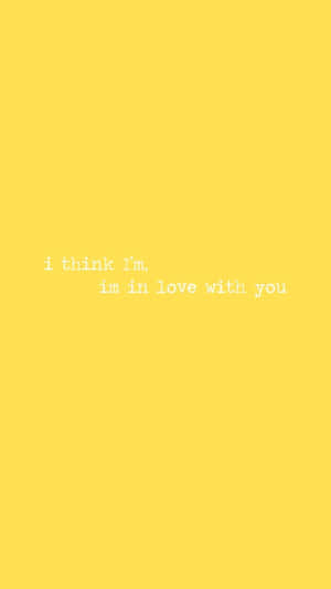 黃色背景，白色文字寫著 i think i'm im in love with you — 愛就是愛 壁紙