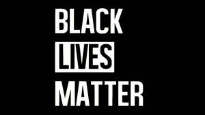 黑色背景上以粗體白色文字顯示的 Black Lives Matter 抗議標語。