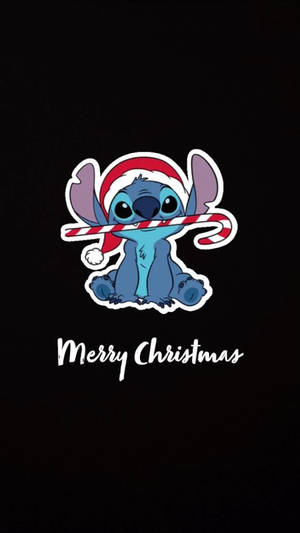 史迪奇戴住聖誕帽攞住拐杖糖，黑色背景上有Merry Christmas字樣。