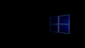發光的藍色Windows標誌漂浮在星夜中。