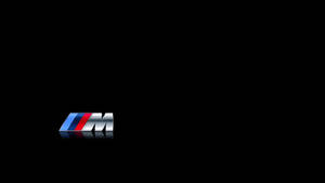 BMW M標誌，帶有藍色、紅色和銀色條紋，黑色背景，帶反射效果。