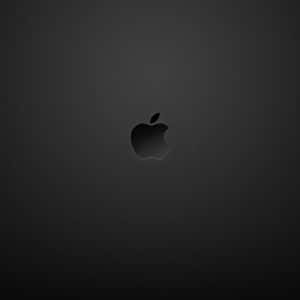 Apple標誌在深色紋理背景上，帶柔和光線