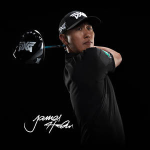 職業高爾夫球手James Hahn在黑色背景下用PXG球桿揮桿中。 — 拉馬爾·傑克遜 壁紙