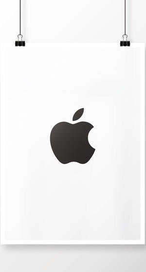 黑色Apple標誌在白色海報上用夾子掛著