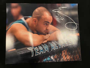 簽名照片，MMA 選手靠在籠邊，帶有粉末爆炸效果。