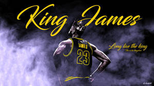 King James 籃球運動員戴著皇冠和23號球衣，站在煙霧瀰漫的黑暗中。