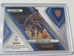 Bernard King 身穿尼克隊球衣在交易卡上運球。