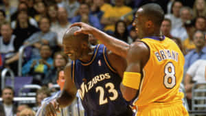 兩名NBA籃球運動員在球場上比賽中互動 — 科比· Bryant 壁紙
