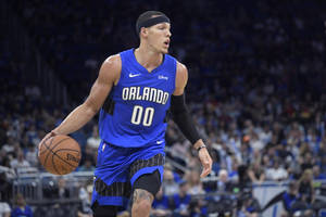 籃球運動員在人群前比賽中運球。 — 科比· Bryant 壁紙