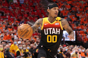 比賽中運球的籃球運動員，背景有球迷。 — 奇雲·哈特 壁紙