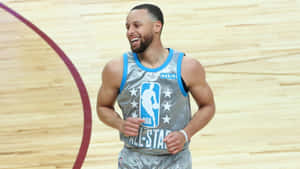 史提芬居里穿著NBA全明星球衣在籃球場上微笑 — 卡通史提芬居里 壁紙