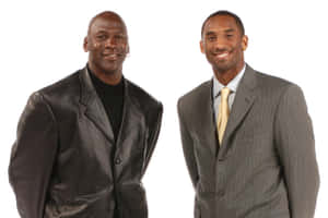 米高佐敦和高比拜仁穿著正式服裝在白色背景前微笑 — 科比· Bryant 壁紙