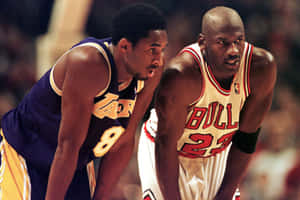 兩位NBA傳奇人物在一個競爭激烈的籃球時刻。 — 科比· Bryant 壁紙