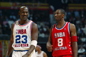 米高佐敦和高比拜仁穿著NBA全明星球衣在籃球場上。 — 科比· Bryant 壁紙