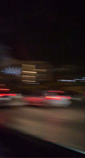 夜間城市街道上行駛車輛的紅色和白色光跡。